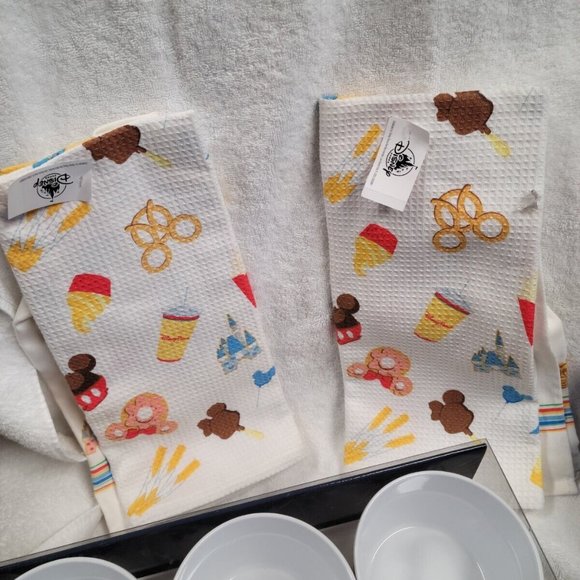 NWT Matching Disney ICON Set of 4 plates, Appetizer & Towel Sets - Picture 12 of 15